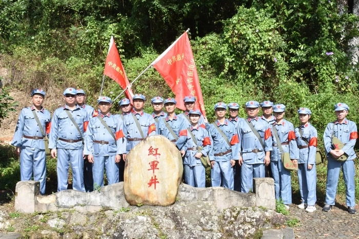 下午,我们来到中洞村革命老区,先后参观了高潭镇中洞村百庆楼,红军井